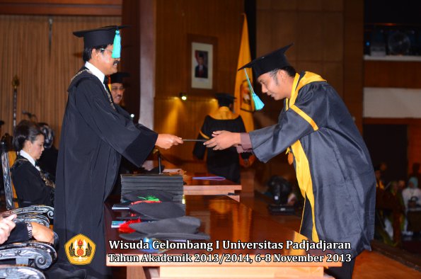 wisuda-unpad-gel-i-ta-2013_2014-fakultas-pik-oleh-dekan-027