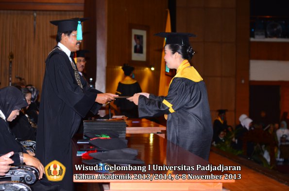 wisuda-unpad-gel-i-ta-2013_2014-fakultas-pik-oleh-dekan-029