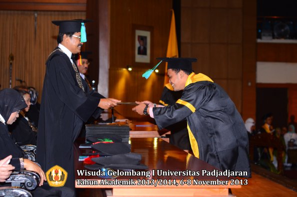 wisuda-unpad-gel-i-ta-2013_2014-fakultas-pik-oleh-dekan-030