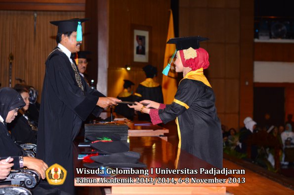 wisuda-unpad-gel-i-ta-2013_2014-fakultas-pik-oleh-dekan-031