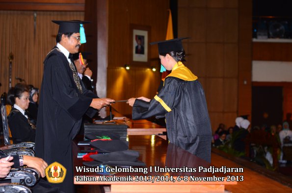 wisuda-unpad-gel-i-ta-2013_2014-fakultas-pik-oleh-dekan-032