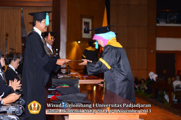 wisuda-unpad-gel-i-ta-2013_2014-fakultas-pik-oleh-dekan-036