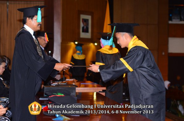 wisuda-unpad-gel-i-ta-2013_2014-fakultas-pik-oleh-dekan-037