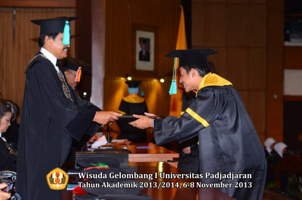 wisuda-unpad-gel-i-ta-2013_2014-fakultas-pik-oleh-dekan-038