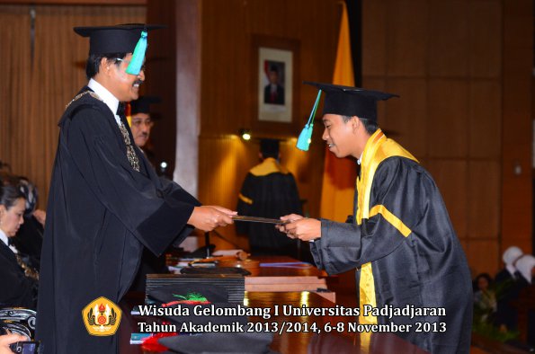 wisuda-unpad-gel-i-ta-2013_2014-fakultas-pik-oleh-dekan-039