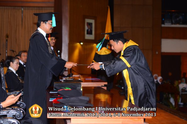 wisuda-unpad-gel-i-ta-2013_2014-fakultas-pik-oleh-dekan-040