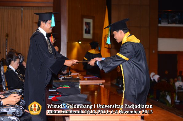 wisuda-unpad-gel-i-ta-2013_2014-fakultas-pik-oleh-dekan-041