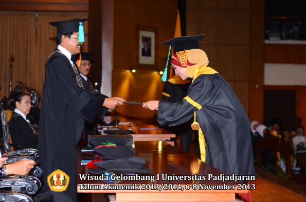 wisuda-unpad-gel-i-ta-2013_2014-fakultas-pik-oleh-dekan-042