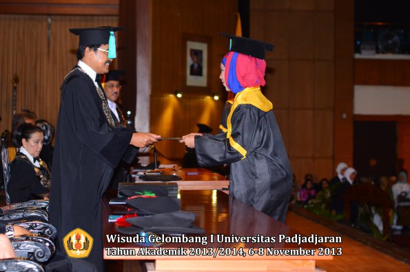 wisuda-unpad-gel-i-ta-2013_2014-fakultas-pik-oleh-dekan-043