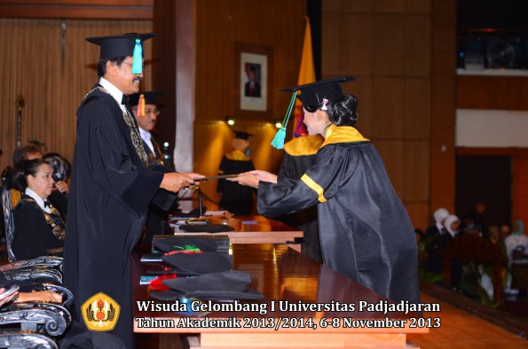 wisuda-unpad-gel-i-ta-2013_2014-fakultas-pik-oleh-dekan-044