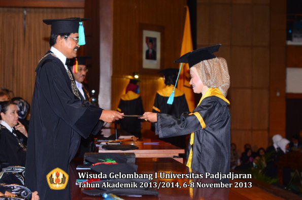 wisuda-unpad-gel-i-ta-2013_2014-fakultas-pik-oleh-dekan-045