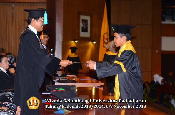 wisuda-unpad-gel-i-ta-2013_2014-fakultas-pik-oleh-dekan-046