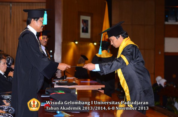 wisuda-unpad-gel-i-ta-2013_2014-fakultas-pik-oleh-dekan-047