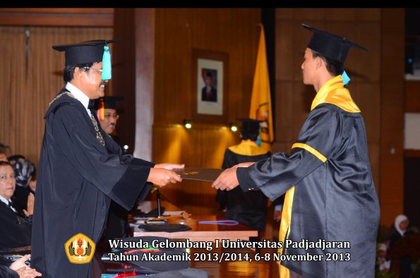 wisuda-unpad-gel-i-ta-2013_2014-fakultas-pik-oleh-dekan-048