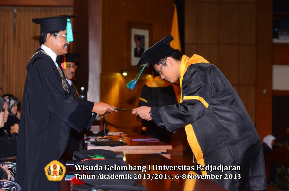 wisuda-unpad-gel-i-ta-2013_2014-fakultas-pik-oleh-dekan-049