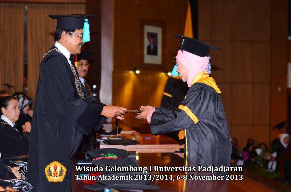 wisuda-unpad-gel-i-ta-2013_2014-fakultas-pik-oleh-dekan-050