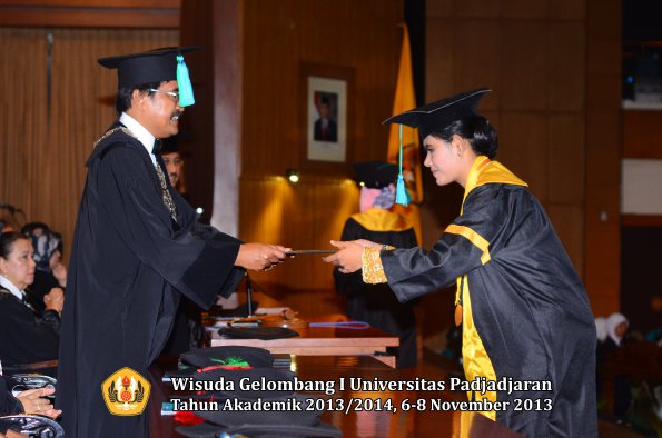 wisuda-unpad-gel-i-ta-2013_2014-fakultas-pik-oleh-dekan-051