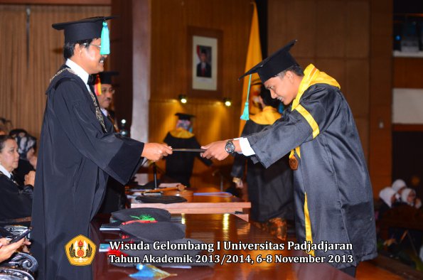 wisuda-unpad-gel-i-ta-2013_2014-fakultas-pik-oleh-dekan-052