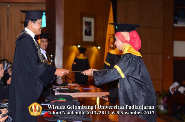 wisuda-unpad-gel-i-ta-2013_2014-fakultas-pik-oleh-dekan-053