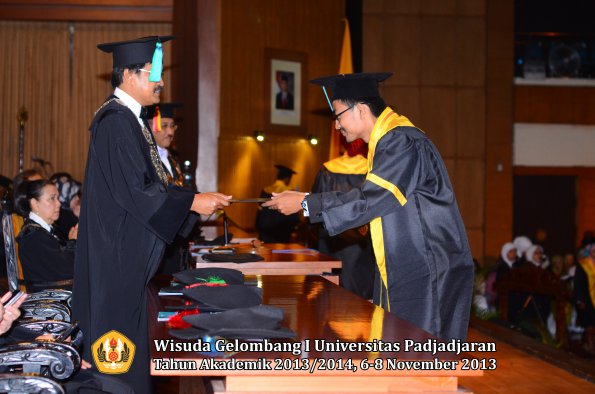 wisuda-unpad-gel-i-ta-2013_2014-fakultas-pik-oleh-dekan-054