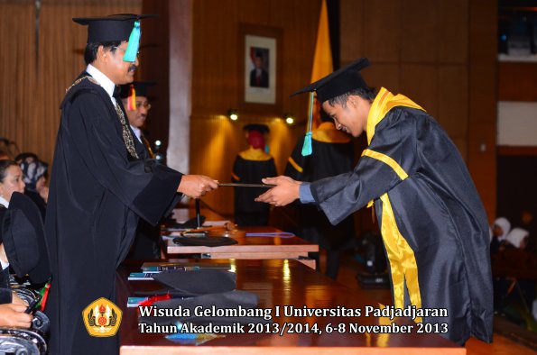 wisuda-unpad-gel-i-ta-2013_2014-fakultas-pik-oleh-dekan-055