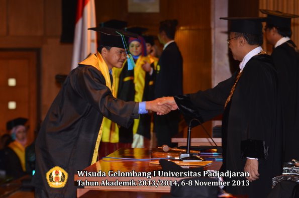 wisuda-unpad-gel-i-ta-2013_2014-fakultas-pik-oleh-rektor-043