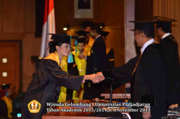 wisuda-unpad-gel-i-ta-2013_2014-fakultas-pik-oleh-rektor-046