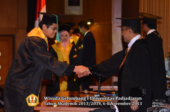 wisuda-unpad-gel-i-ta-2013_2014-fakultas-pik-oleh-rektor-051