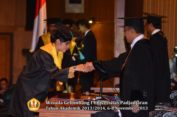 wisuda-unpad-gel-i-ta-2013_2014-fakultas-pik-oleh-rektor-053