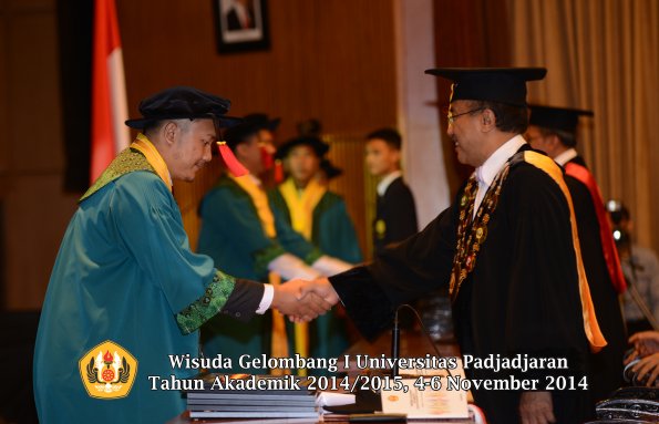 Wisuda Unpad Gel. I TA 2014_2015 Fakultas Hukum oleh Rektor 001