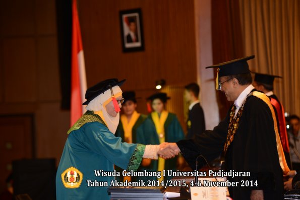 Wisuda Unpad Gel. I TA 2014_2015 Fakultas Hukum oleh Rektor 012