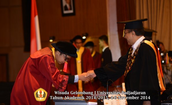 Wisuda Unpad Gel. I TA 2014_2015 Fakultas Hukum oleh Rektor 038