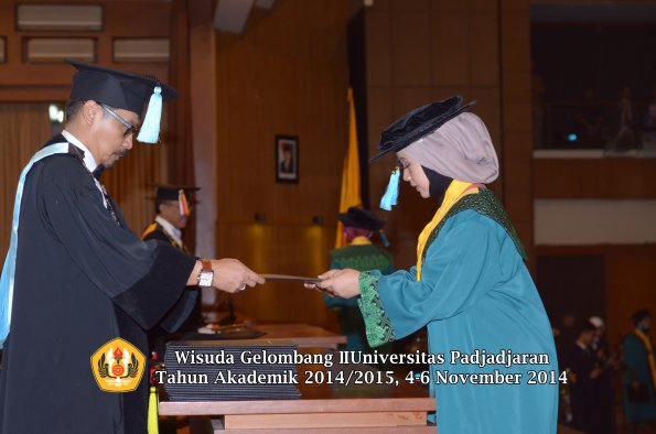 Wisuda Unpad Gel. I TA 2014_2015 Fakultas Ilmu Budaya oleh Dekan 06