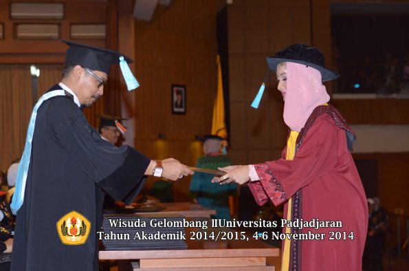 Wisuda Unpad Gel. I TA 2014_2015 Fakultas Ilmu Budaya oleh Dekan 07