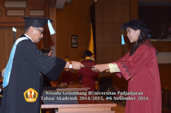 Wisuda Unpad Gel. I TA 2014_2015 Fakultas Ilmu Budaya oleh Dekan 09