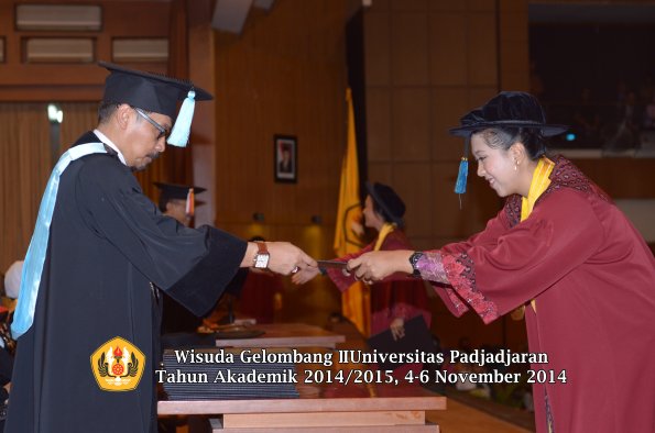 Wisuda Unpad Gel. I TA 2014_2015 Fakultas Ilmu Budaya oleh Dekan 11