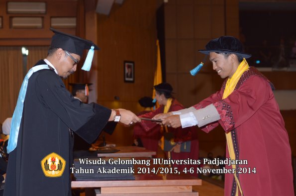 Wisuda Unpad Gel. I TA 2014_2015 Fakultas Ilmu Budaya oleh Dekan 12