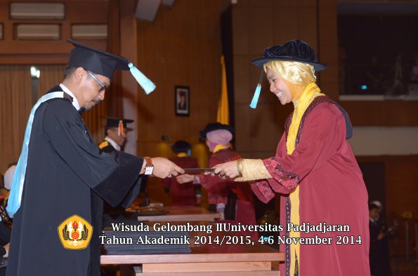 Wisuda Unpad Gel. I TA 2014_2015 Fakultas Ilmu Budaya oleh Dekan 15