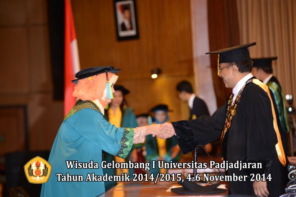 Wisuda Unpad Gel. I TA 2014_2015 Fakultas Farmasi oleh Rektor 01