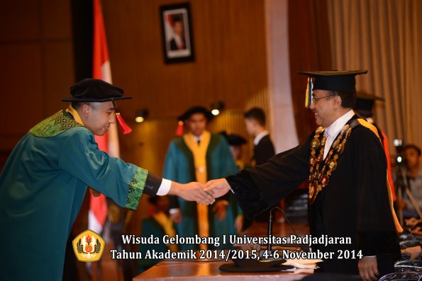 Wisuda Unpad Gel. I TA 2014_2015 Fakultas Hukum oleh Rektor 08