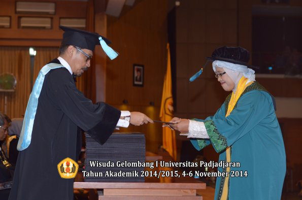Wisuda Unpad Gel. I TA 2014_2015 Fakultas Ilmu Budaya oleh Dekan 01