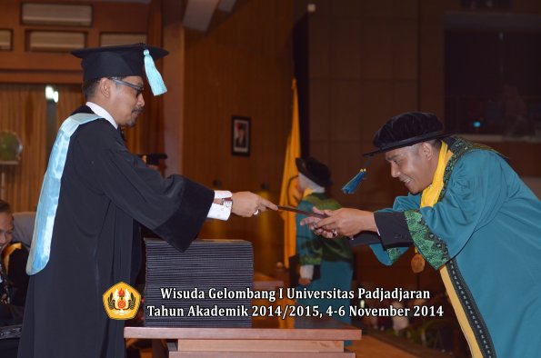 Wisuda Unpad Gel. I TA 2014_2015 Fakultas Ilmu Budaya oleh Dekan 02