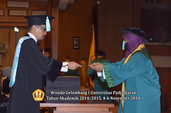 Wisuda Unpad Gel. I TA 2014_2015 Fakultas Ilmu Budaya oleh Dekan 03