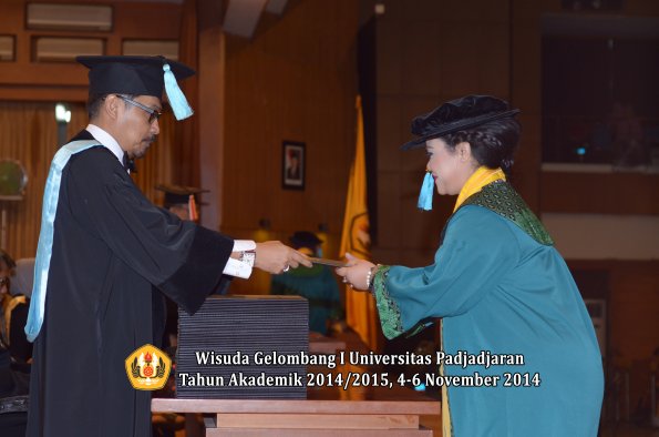 Wisuda Unpad Gel. I TA 2014_2015 Fakultas Ilmu Budaya oleh Dekan 04