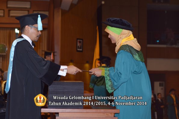 Wisuda Unpad Gel. I TA 2014_2015 Fakultas Ilmu Budaya oleh Dekan 05