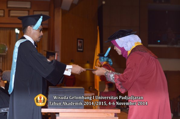 Wisuda Unpad Gel. I TA 2014_2015 Fakultas Ilmu Budaya oleh Dekan 17