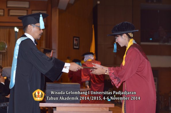 Wisuda Unpad Gel. I TA 2014_2015 Fakultas Ilmu Budaya oleh Dekan 18