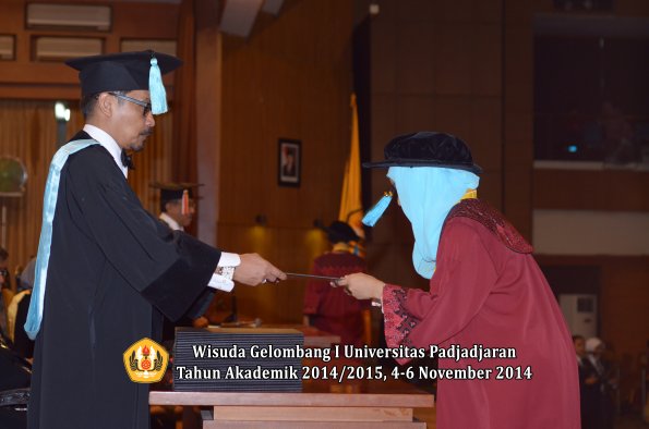 Wisuda Unpad Gel. I TA 2014_2015 Fakultas Ilmu Budaya oleh Dekan 26