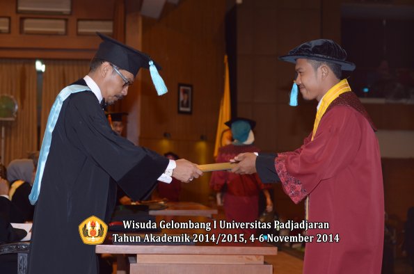 Wisuda Unpad Gel. I TA 2014_2015 Fakultas Ilmu Budaya oleh Dekan 52