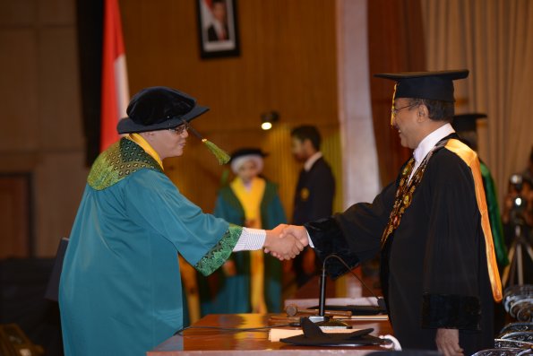 Wisuda Unpad Gel. I TA 2014_2015 Fakultas Kedokteran oleh Rektor 15
